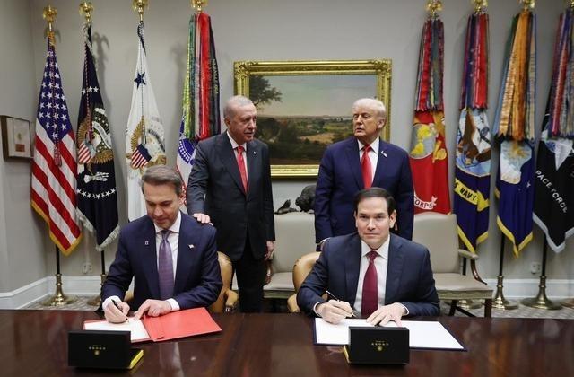 特朗普暗示埃尔多安“停止买俄油就能买F-35”，埃尔多安立刻“上贡”，签下数千亿