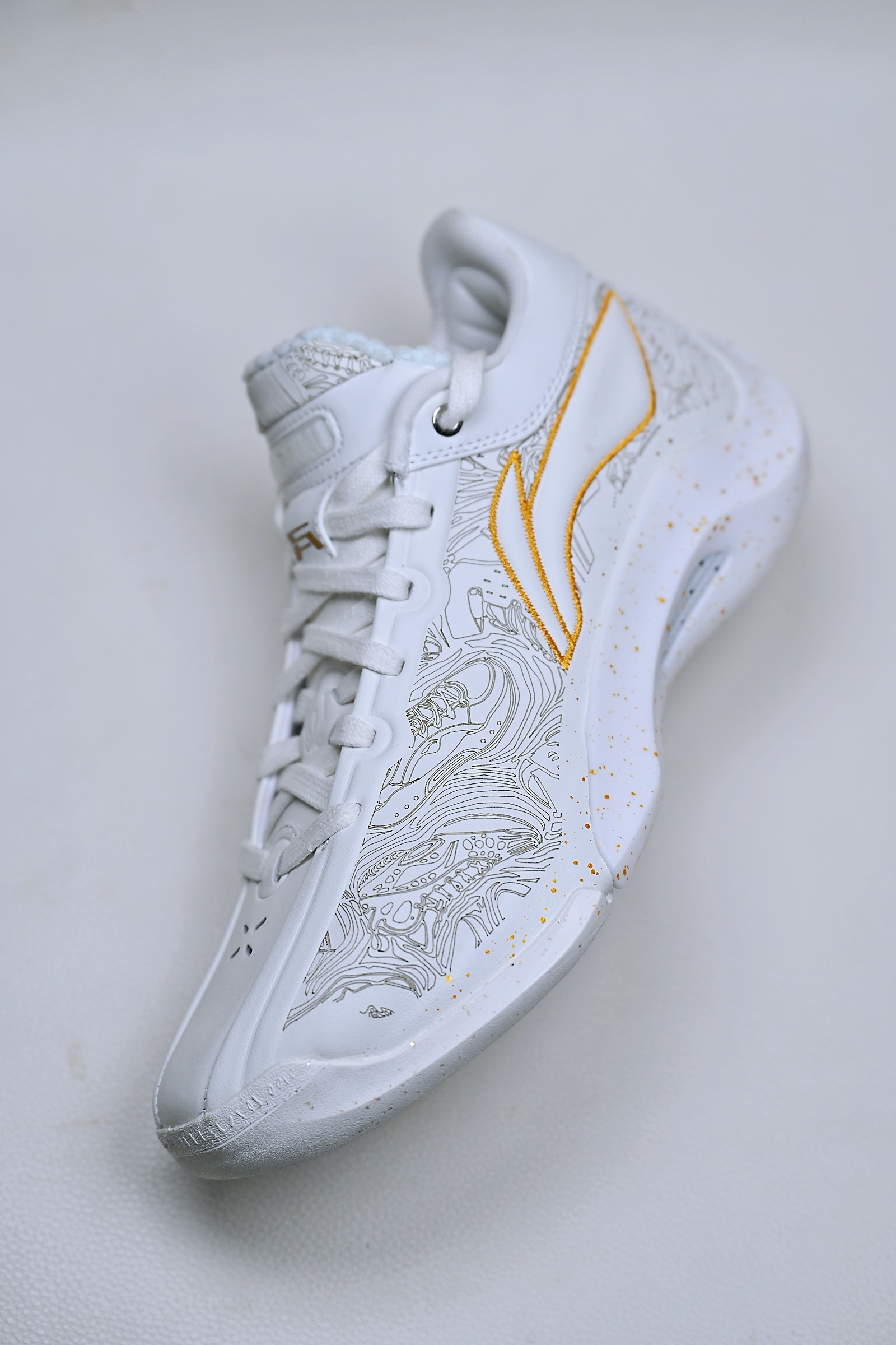 驭帅 20代 纪念款 这些镭射勾起当年了在AJ20上看图形找鞋的记忆和乐趣  考