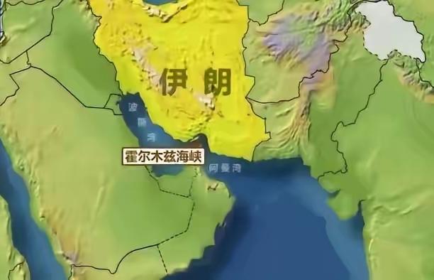 ​大量的运输油船只被迫停靠在霍尔木兹海峡，由于海峡被封锁之后，大量的船队不敢轻易