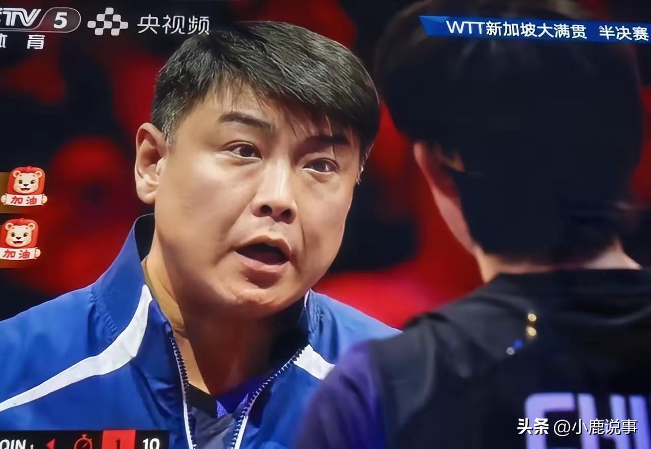 看国乒教练王皓，
是真心让人心疼。
明明才83年的人。
头上的白头发，早就藏不住