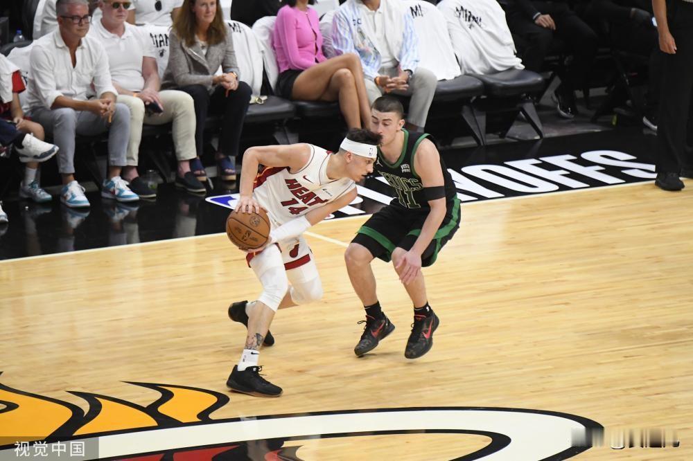 凯尔特人大胜热火2-1 塔图姆22+11布朗22+8
NBA季后赛继续进行，凯尔