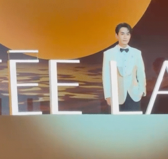 朱一龙升上来的表情朱一龙升上来的表情，有点可爱有点局促 