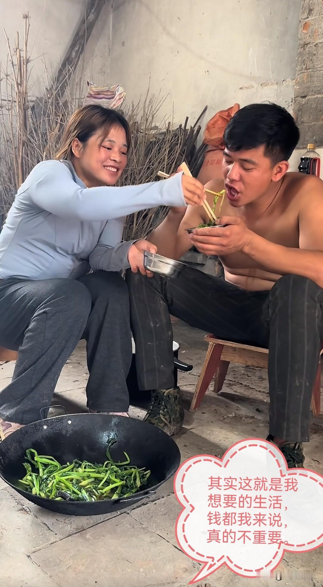 偶然刷到一个视频，被那纯粹的画面深深打动。视频里，女主人笑得开心、知足又带着几分