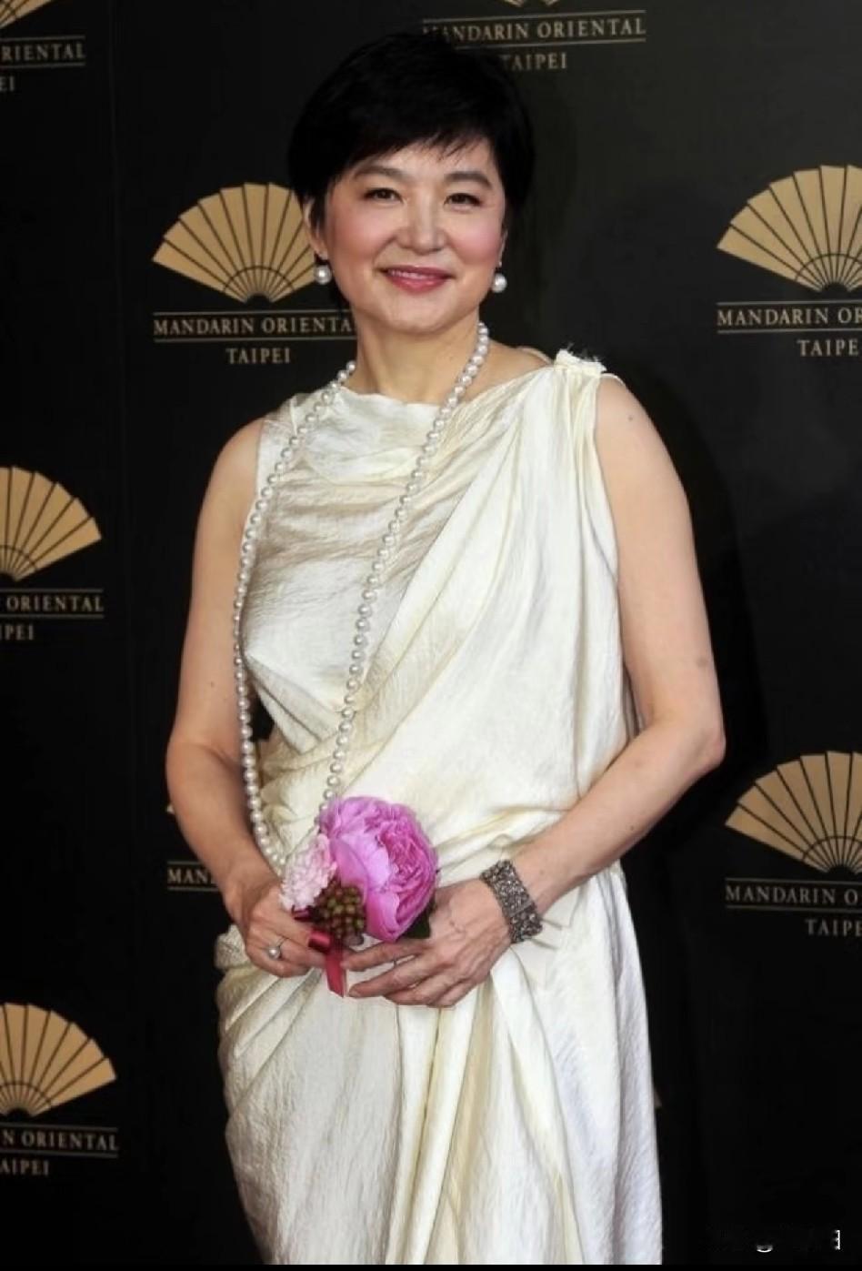 “松弛感”还得是她，一把年纪颜值身材双双拉满，刘亦菲都没她白。

而她的“松弛感