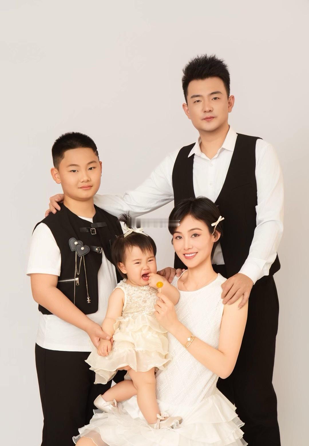 王大拿和大牙妹儿女双全，幸福满满 