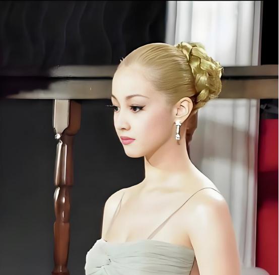 “一个月5次，超过按50万一次收费！”她被誉为“亚洲第一美人，在婚前协议里规定，