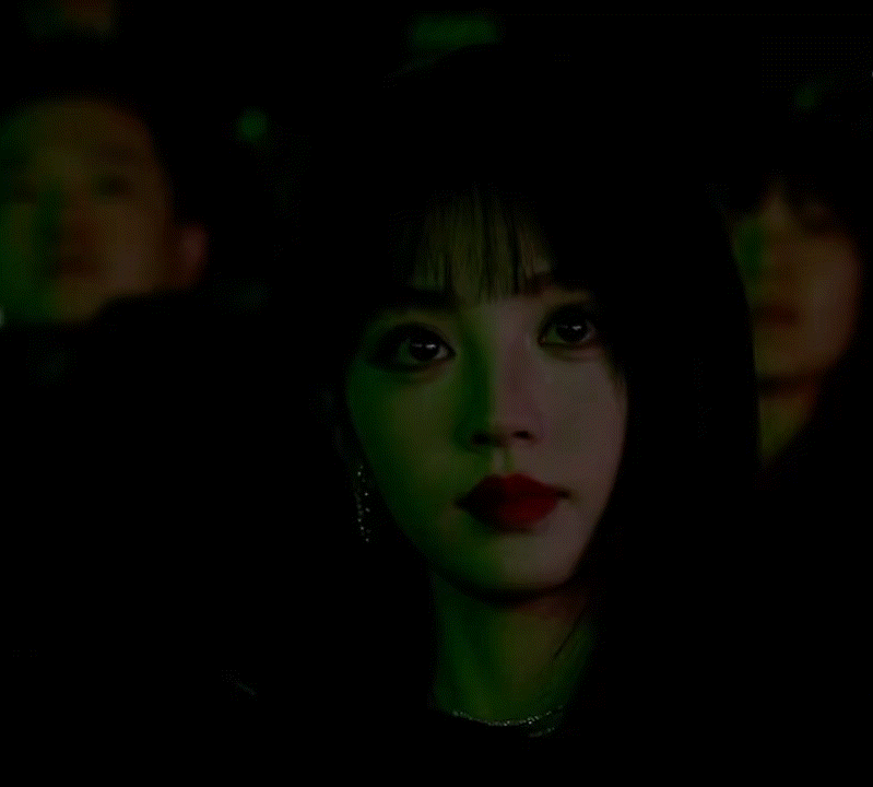 田曦薇这个怼脸镜头有一种眼前一亮的美！ 