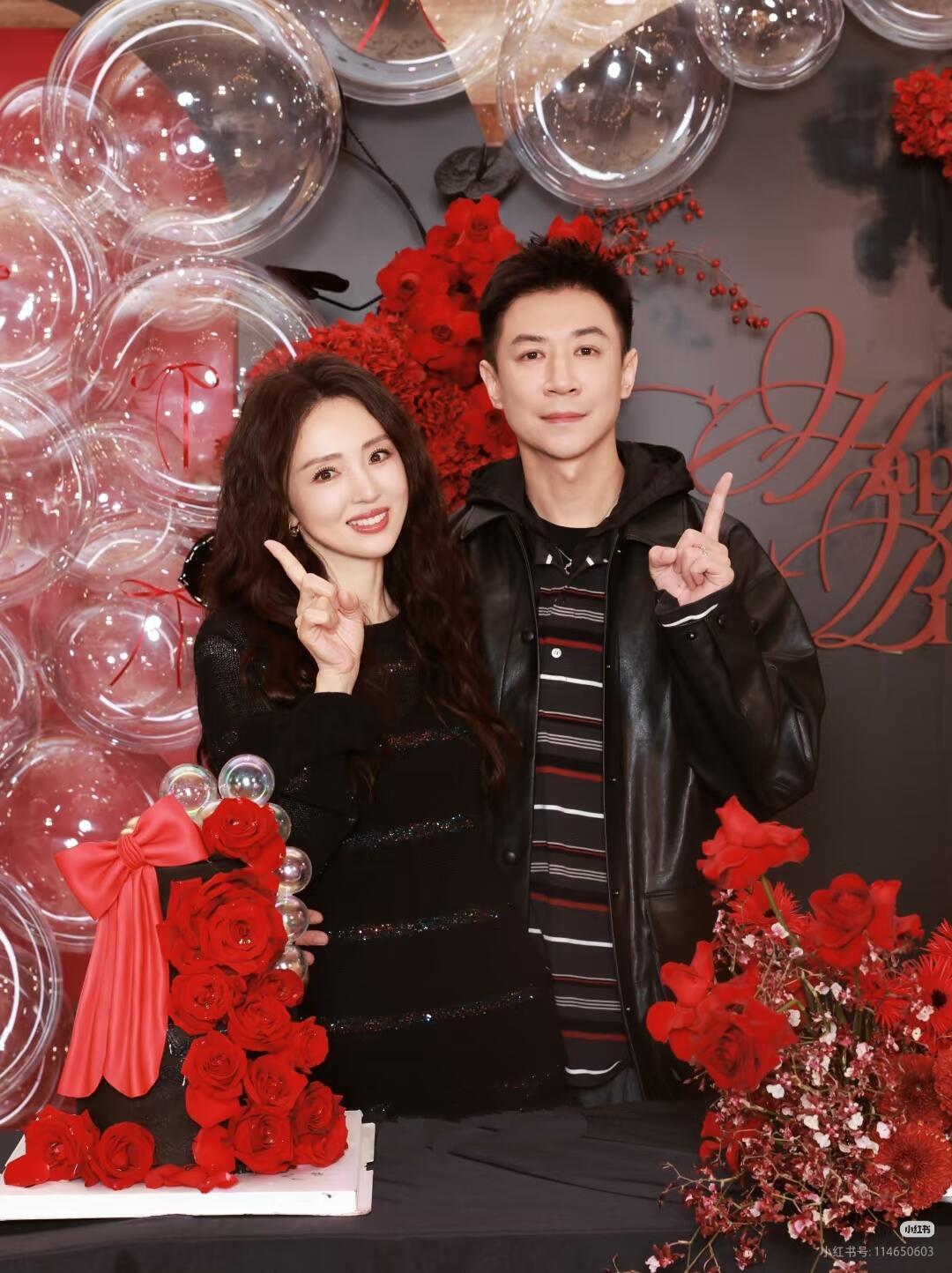 原来董璇张维伊领证一年了啊❗❗董璇46岁生日夫妻俩一起比“一”婚庆公司透露确实是