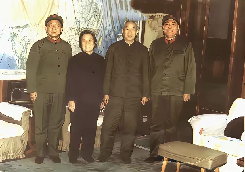 在这张照片里，我只一眼便认了出来，那正是共和国十大元帅中功勋卓著、威名赫赫的一位