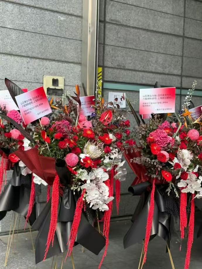易烊千玺全体粉丝为演唱会送上花篮 天呐，28个帝王花和鹤望兰花篮，这是千纸鹤给易