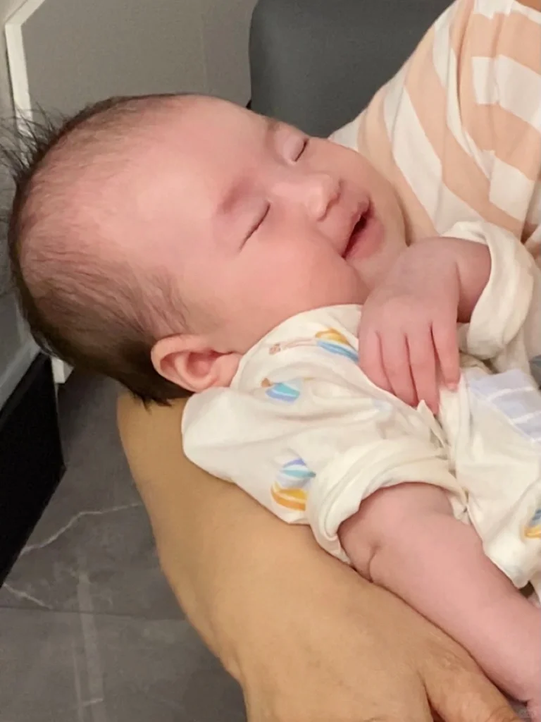被这段话整破防了：她要抱睡就抱睡吧要奶睡就奶睡吧
她光溜溜的来到这个世界努力
适...