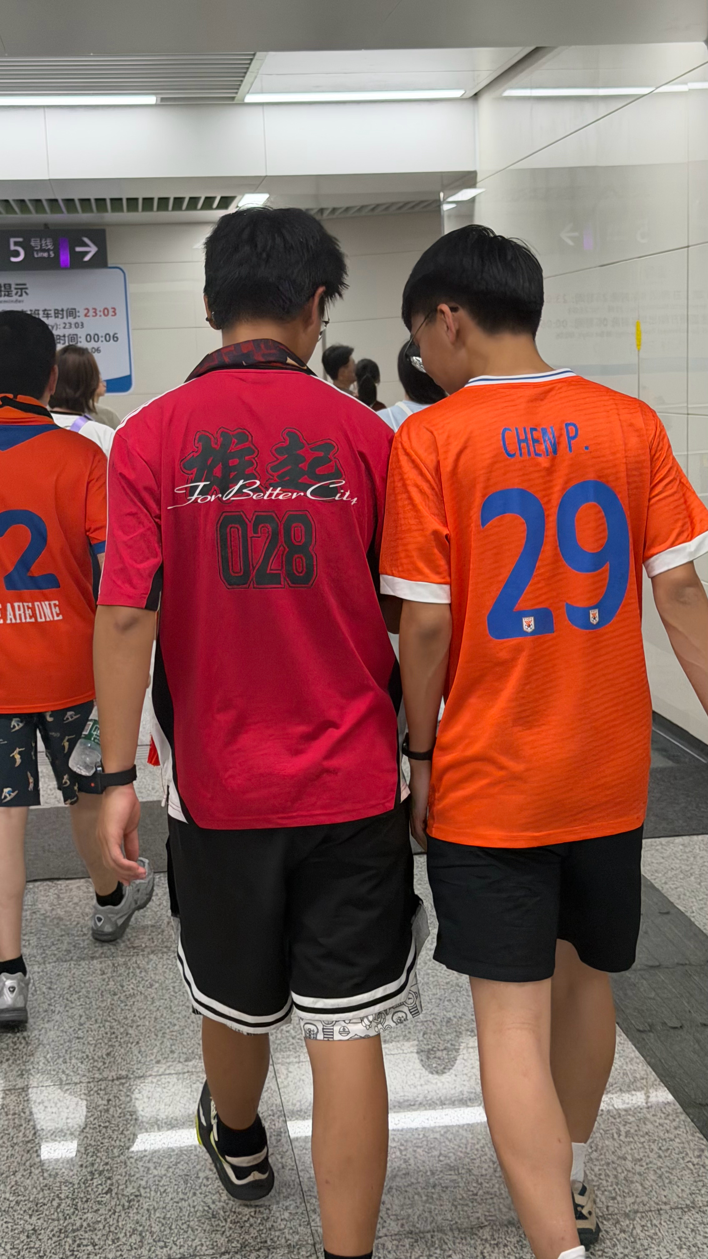 比赛后散场，真和谐，真好！中超联赛成都蓉城vs山东泰山成都蓉城1比0山东泰山 成