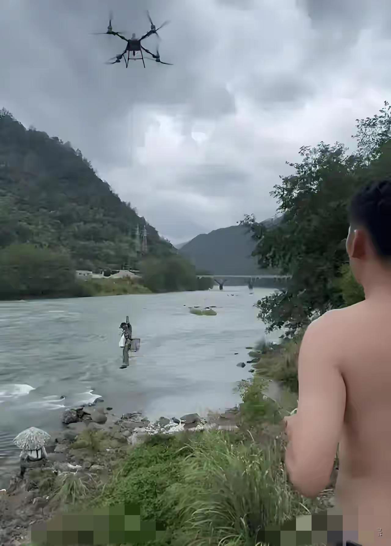 谁能想到，农业无人机还能当“救生艇”！浙江钓鱼者被困暴涨河水，陈飞获民警准许后，