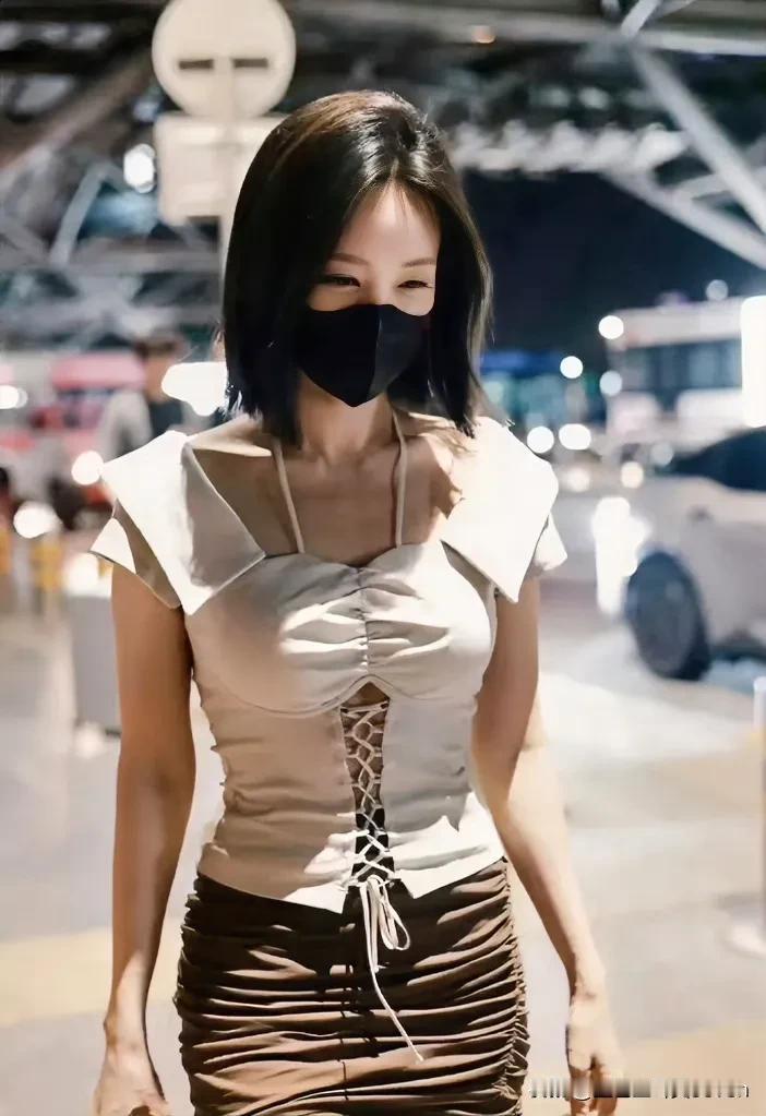 李一桐现身机场，依旧那么美