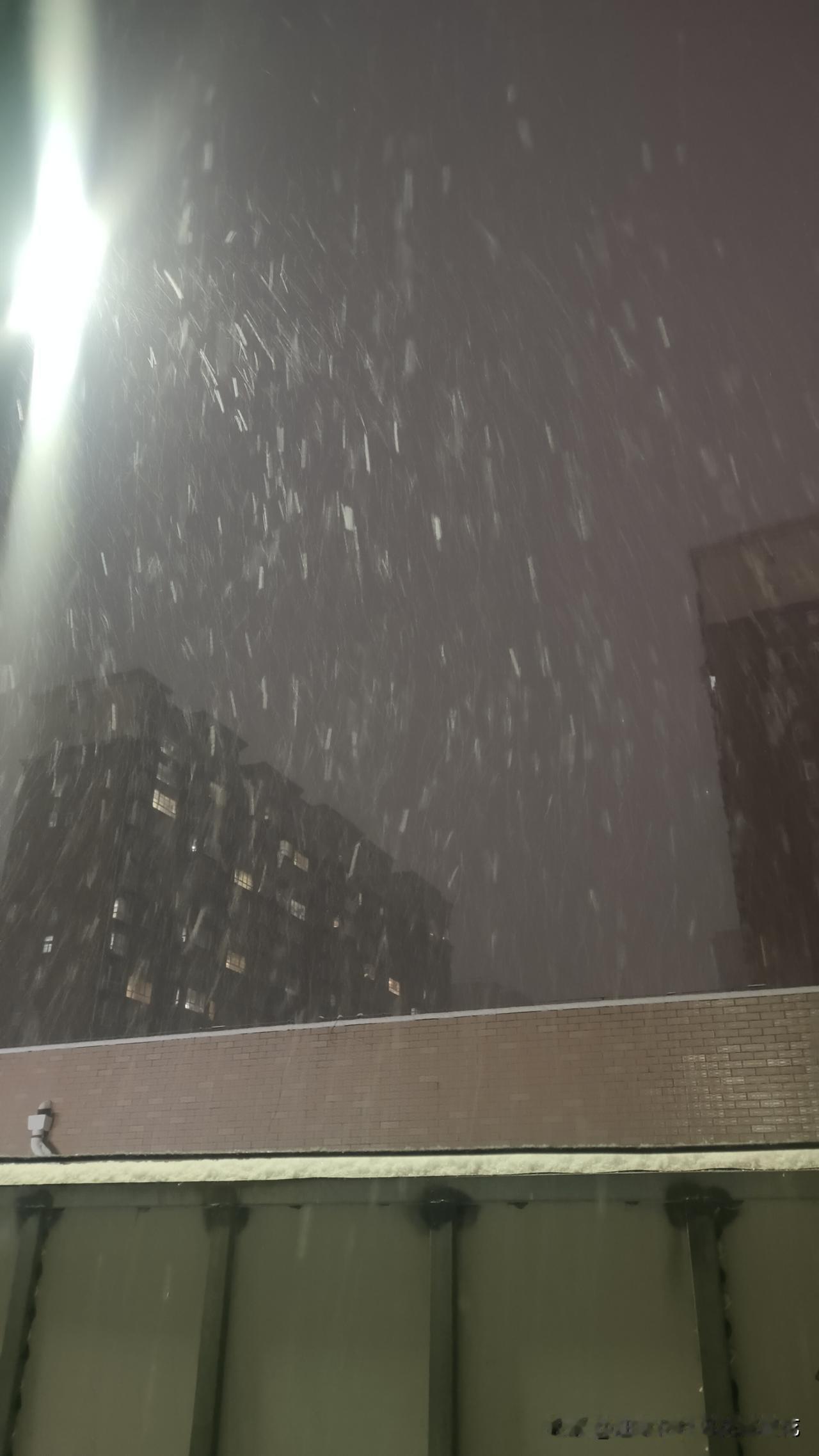 天气预报河南有暴雪，今天上午小雪片还飘飘洒洒的，但中午时雪就停了，万邦市场里车流