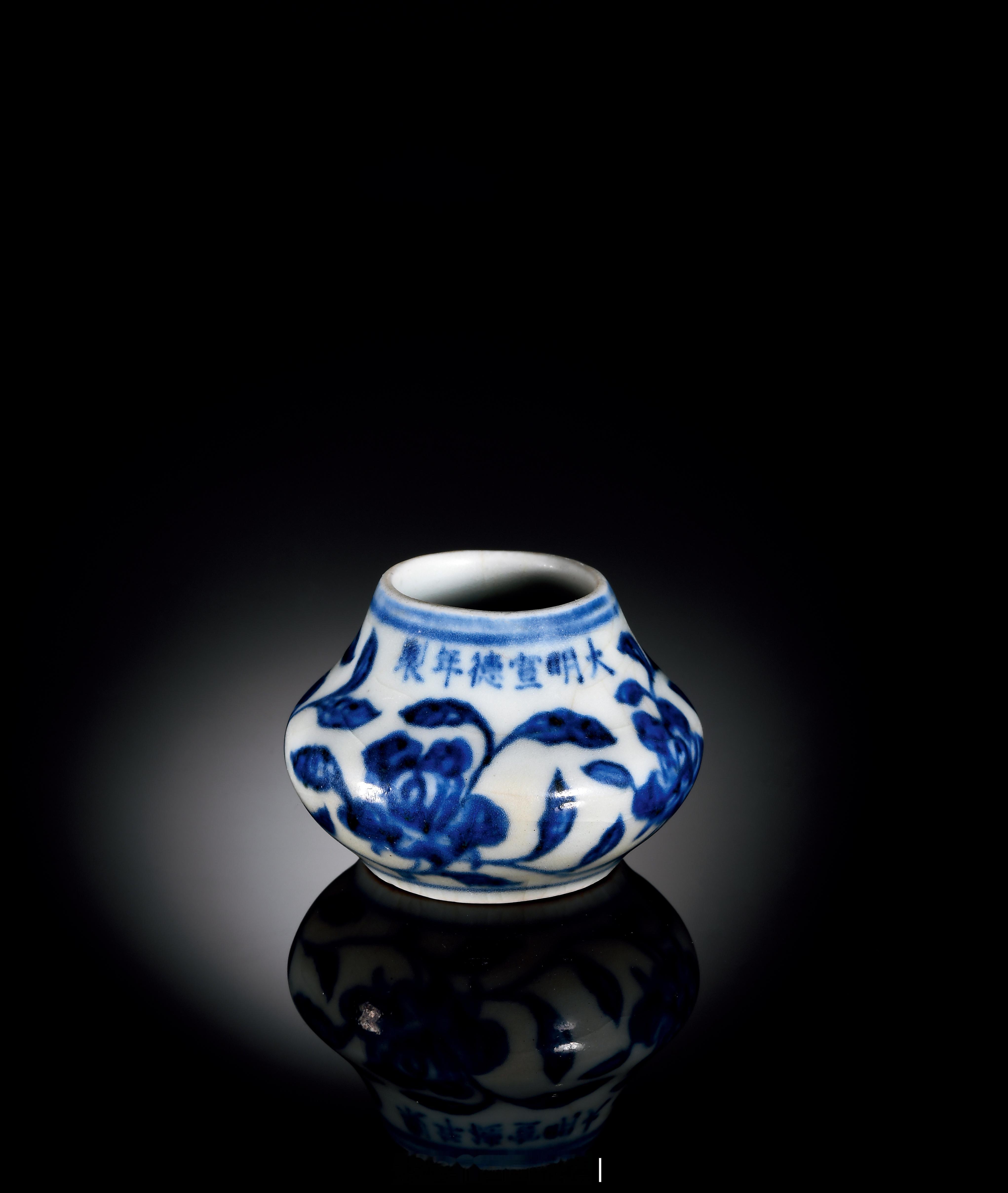 明宣德 青花缠枝花卉纹鸟食罐宣宗皇帝万机余暇，寄情于各式雅玩，娱于斗蟋蟀、逗禽鸟