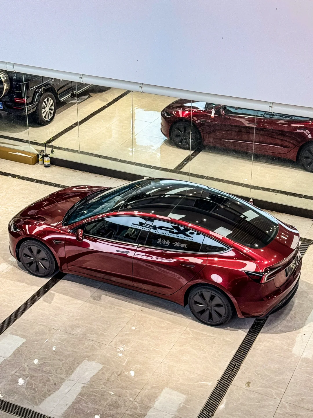 换件衣裳出门炸街，只有model3压的住这色