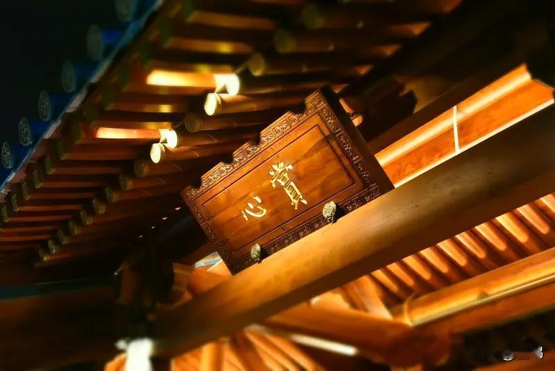 心有清欢，岁月安暖

尘世漫漫，烟火缭绕，我们总在奔波中追逐，在喧嚣里迷茫，被世