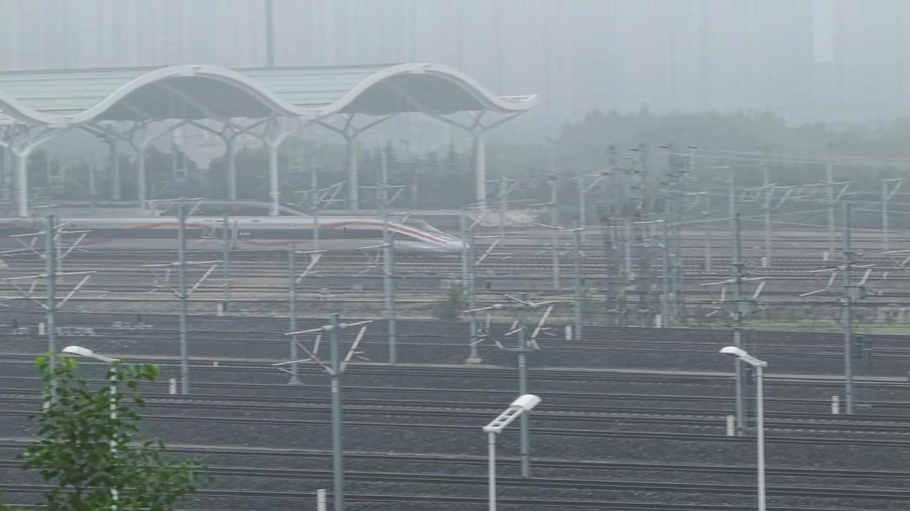 🗺️京沪高铁双标杆徐州会车有多震撼？G2率先钻出徐州东站，瑞龙智行的流线型车身
