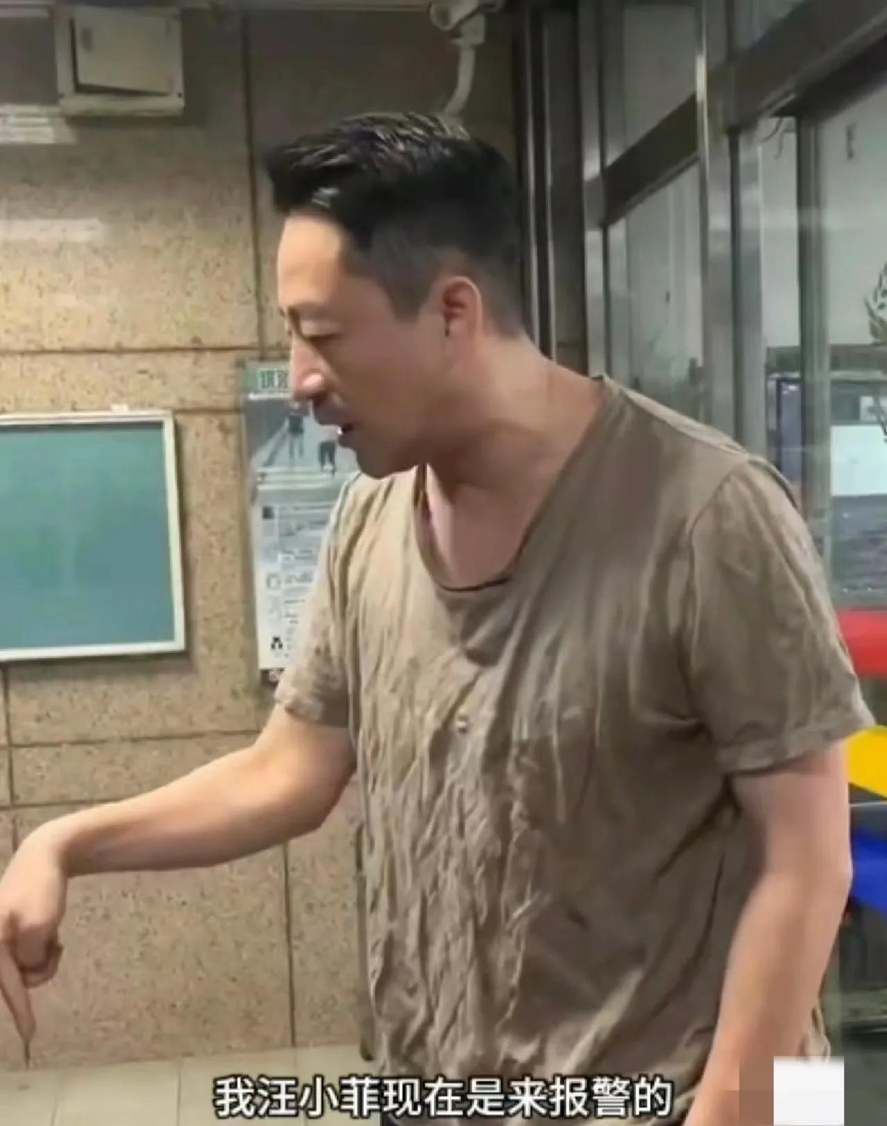 汪小菲穿着价值4800块的皱巴巴的衣服，“大闹”大S家后独自回家，看起来好落寞。