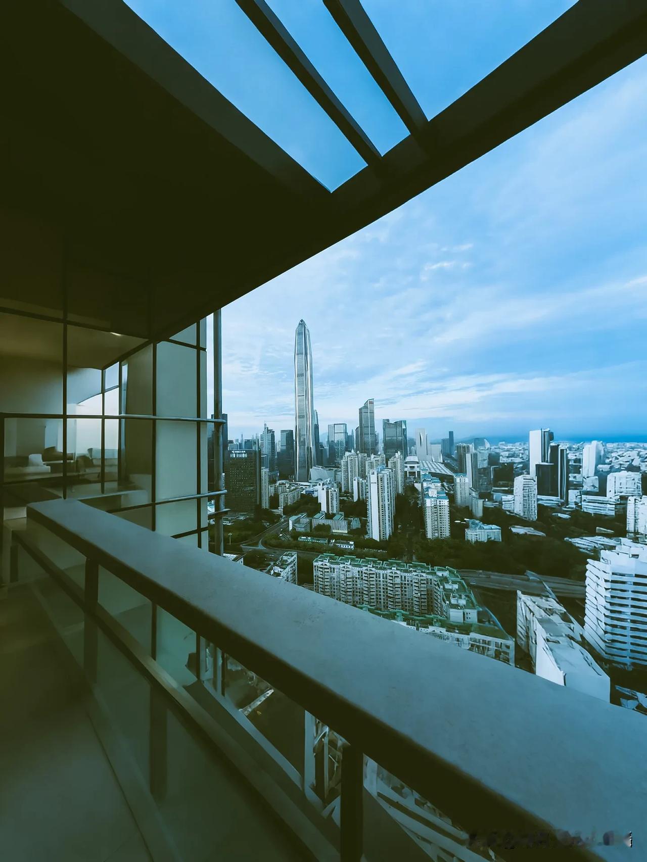 城市風光，站在露台，沉浸式感受城市魅力。平安金融中心如巨人般直插云霄，周围错落的