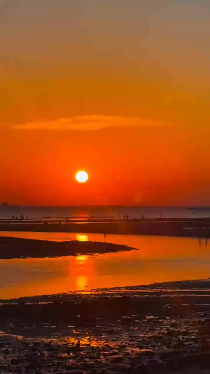 北海的日落晚霞，简直是大自然馈赠的绝美礼物。6月6日的那次晚霞，海面被落日余晖染