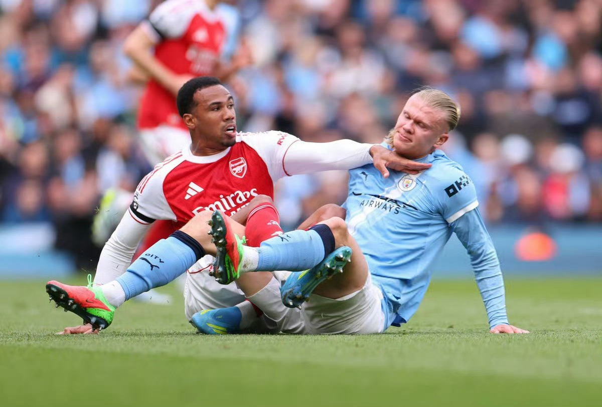 曼城2比1阿森纳2:1！曼城险胜阿森纳，哈兰德制胜球改写争冠格局，枪手压力山大本