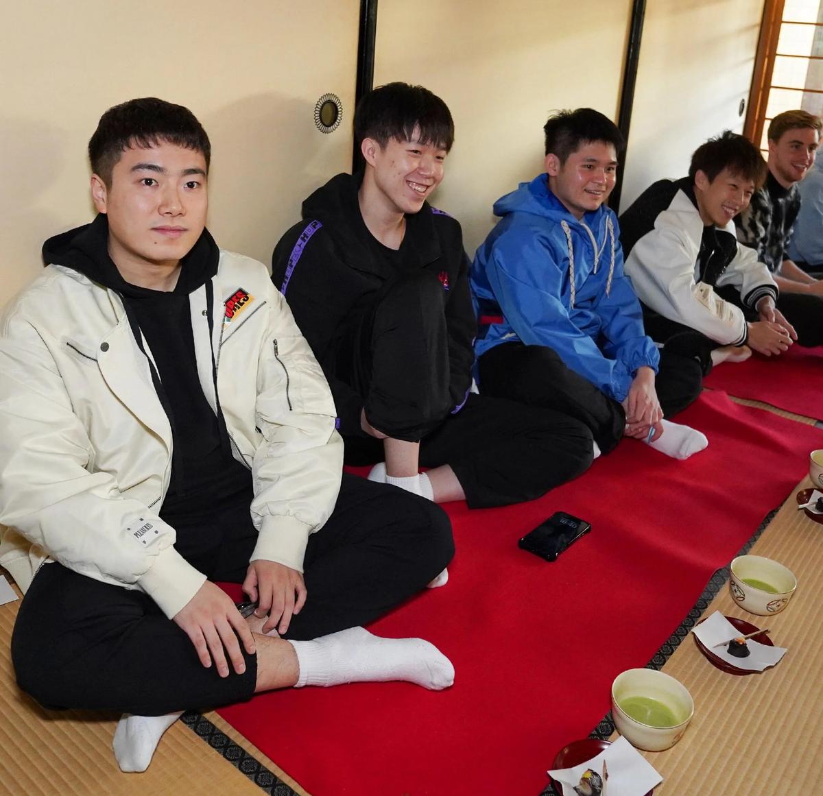 国乒男团太棒了，他们在比赛结束后竟然脱了鞋子在喝日本抹茶，小莫也混在里面。不要高