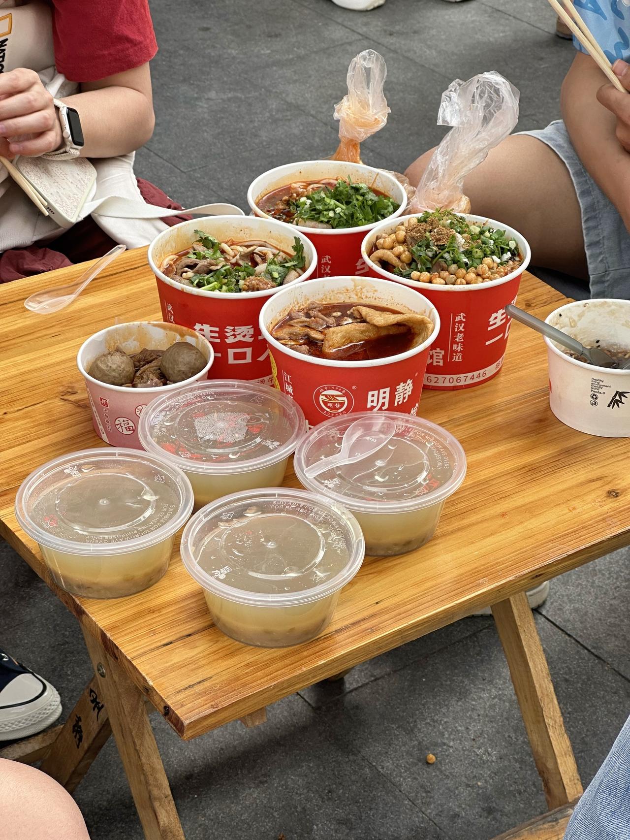 来武汉你确定不来吃一碗生烫 红油汤底搭配清凉的绿豆汤，舒服