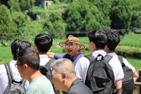 杏林学子走进临海共富工坊青春助农杏林学子走进临海共富工坊，化身助农生力军，主动深