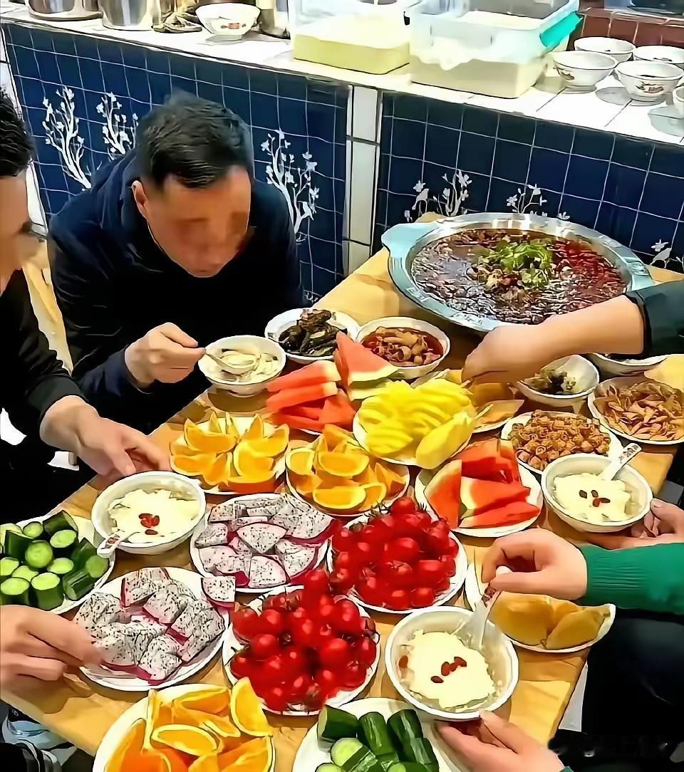 韩国人在中国的自助餐厅里实现了水果自由!真是开了眼界了!