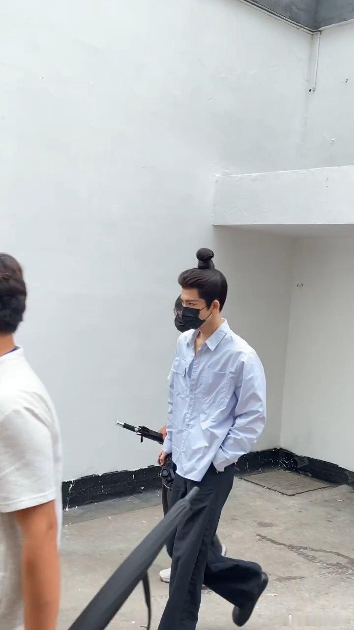 张凌赫[超话]刘宇宁龙咚军的风吹到了张凌赫刘宇宁龙咚军的梗坑到了张凌赫 本来是刘