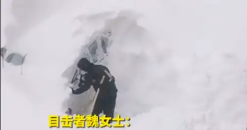 雪实在太大了！通辽市民雪中挖车、居民早起发现一楼“不见了”、有人称出行