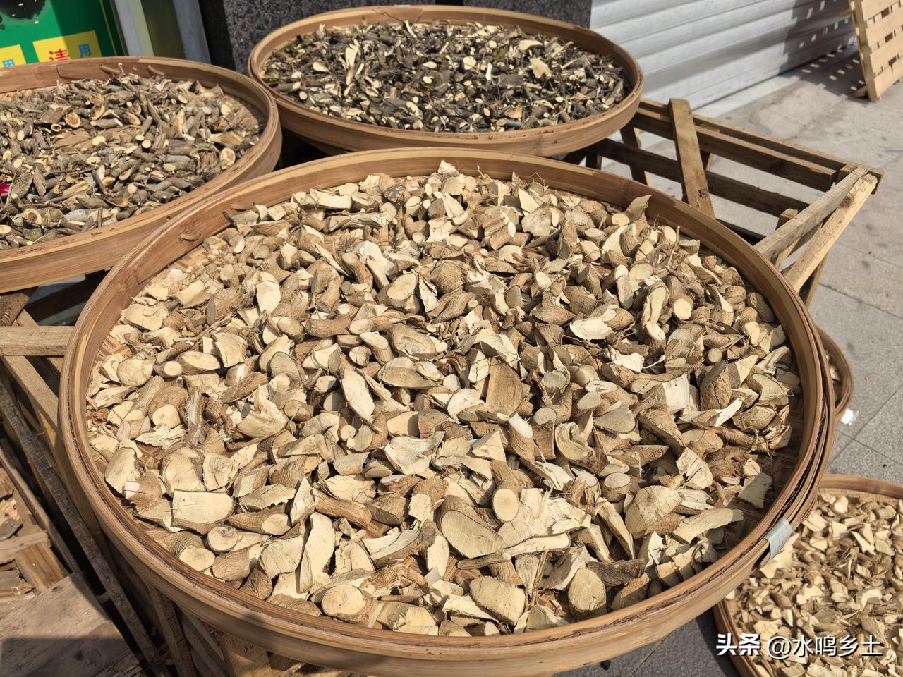 纯天然野生草药，自己采收的，经过太阳晒干，为何煮出来的汤药颜色很淡，还带着草本的