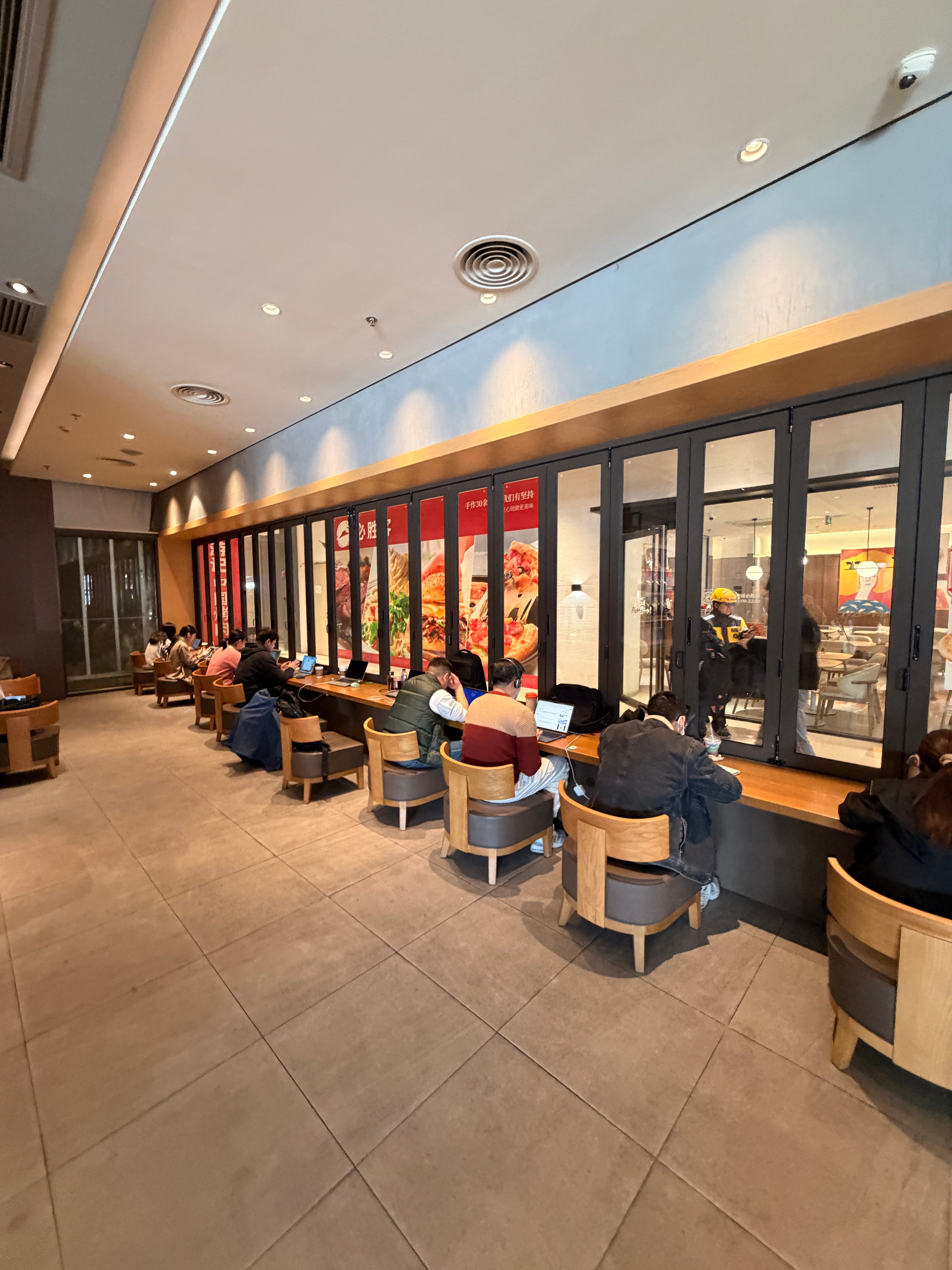 星巴克真的变成数字游民的工位了 