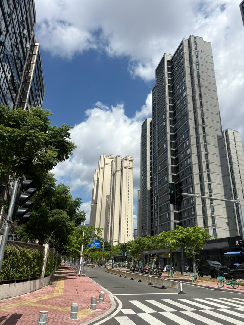 这会天还挺蓝的～不知道明天台风啥情况。我今天是真的搬砖了，有的工地没封窗，检查了
