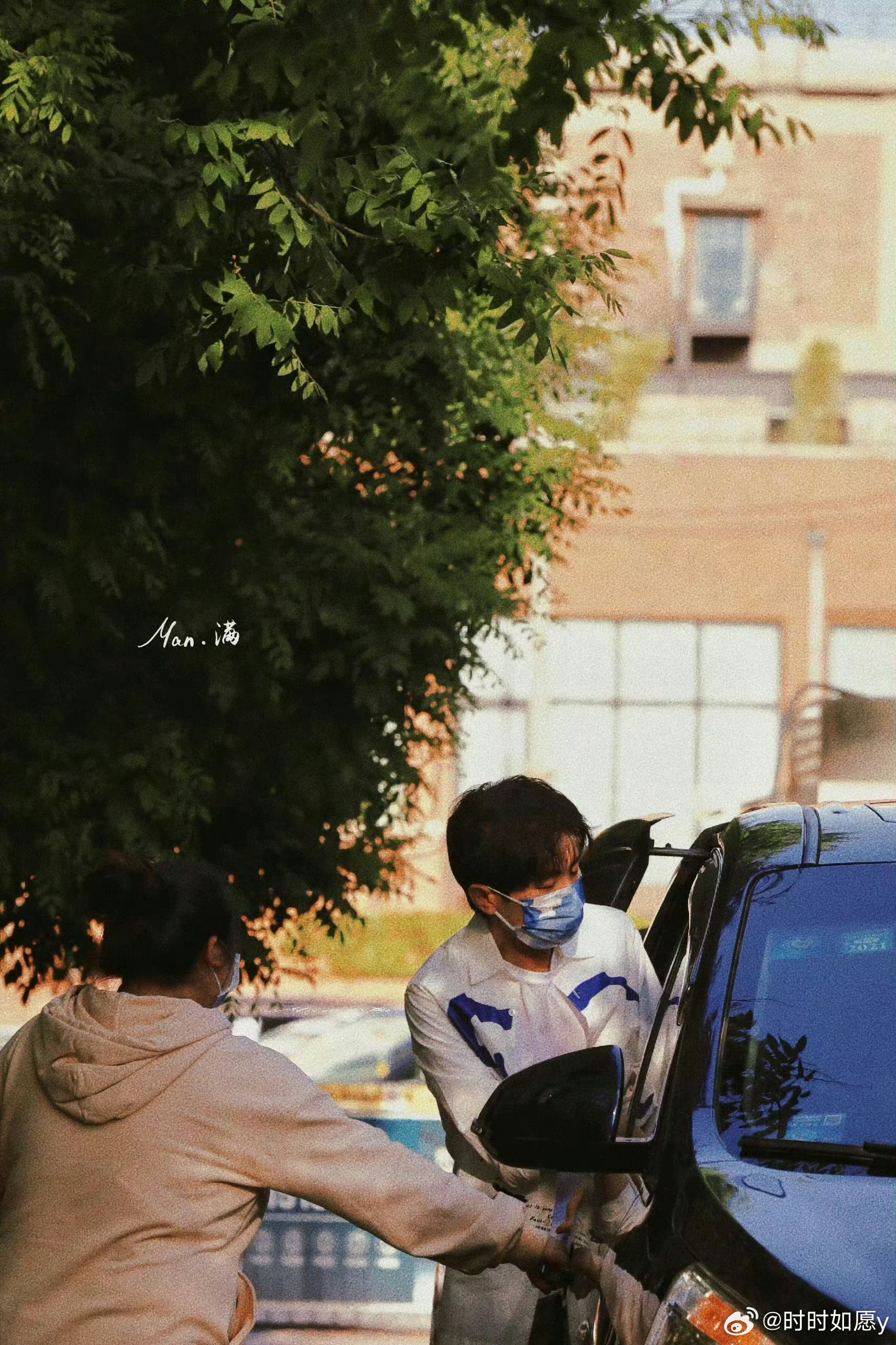 成毅两京十五日cy成毅朱瞻基泼墨般的夜空，远景中只余一点白影，平空跃起，腾跃旋飞