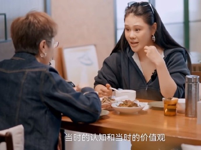 袁娅维[超话]袁娅维手写飞来贵人预言一生 墙上那幅“飞来贵人，钱财为伴”的毛笔字