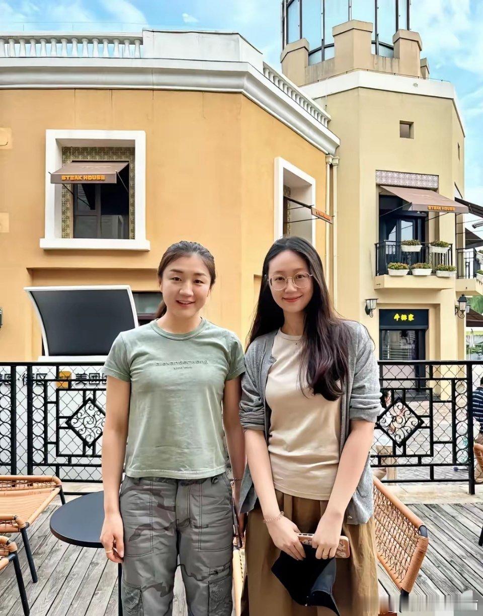 陈梦最新消息8月18日陈梦休假，出现在北京蓝色港湾，和粉丝亲切合影啦！北京蓝色港