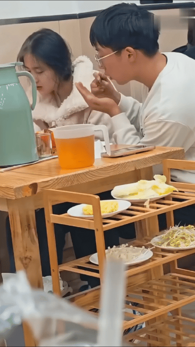 网友分享一对小情侣温馨共餐，男友细心地吹凉食物后再喂给女友，那份耐心与柔情，简直