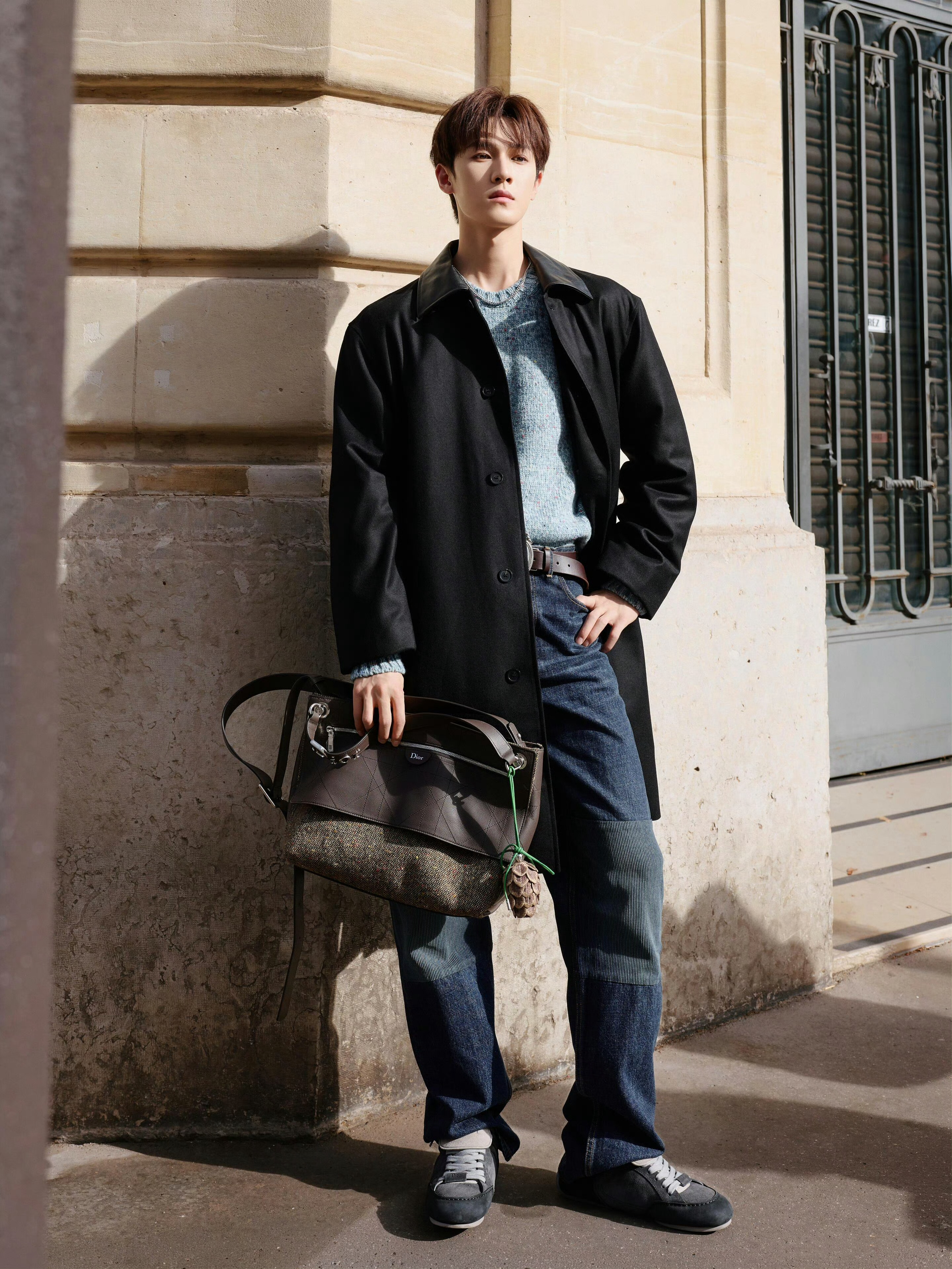 李昀锐 in DIOR 📷🍂  品牌大使营业，一组巴黎街拍，长款大衣配蓝色针