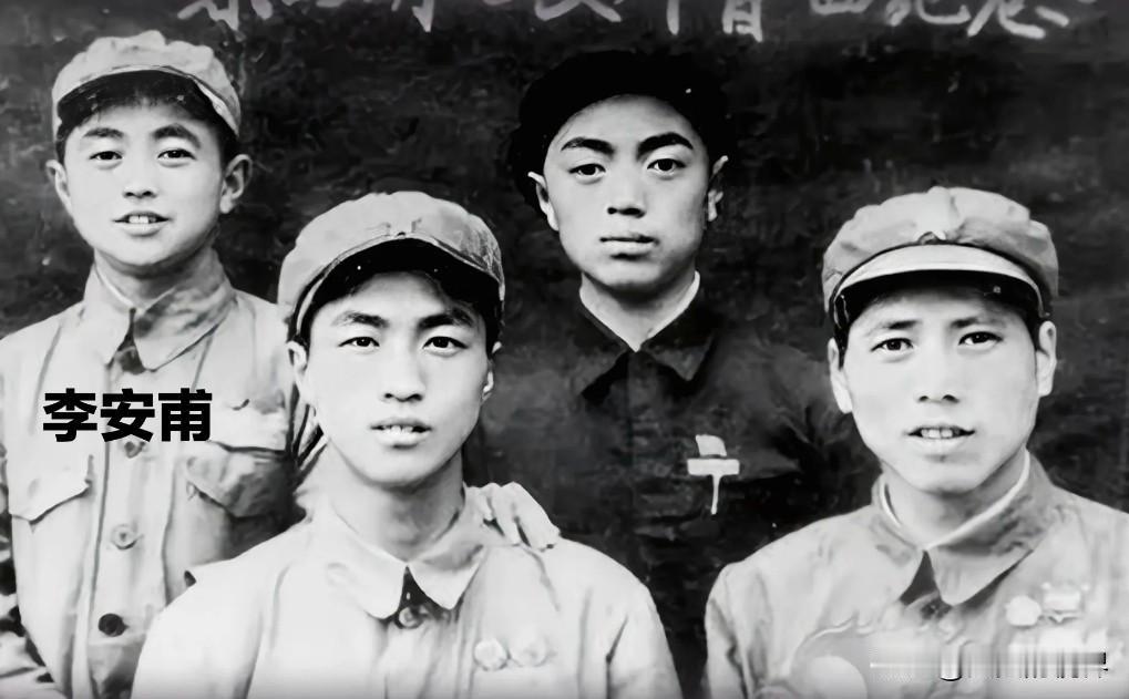 1939年，李安甫装扮成小学生，与日军教官川岛谷川在小巷“偶遇”。他端正地站在一