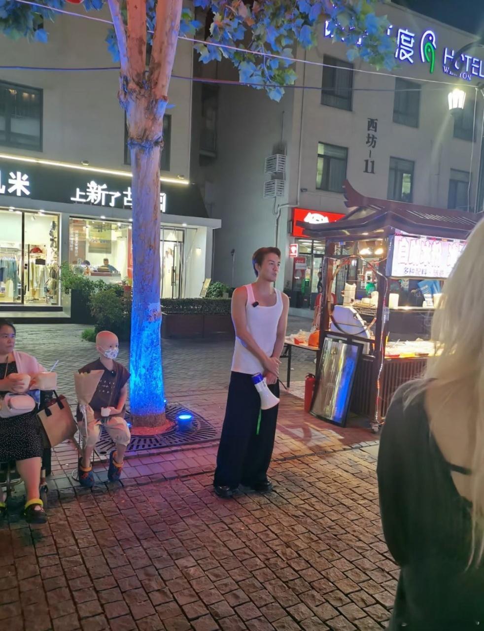 吴克群回应街头卖花筹款 通过吴克群的微薄之力，能够帮助到更多需要帮助的人，真的是
