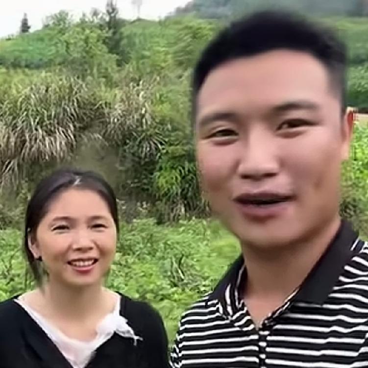 小潘和小秋从越南回到中国贵州农村老家，下定决心要在家乡盖一处属于自己的房子。小秋