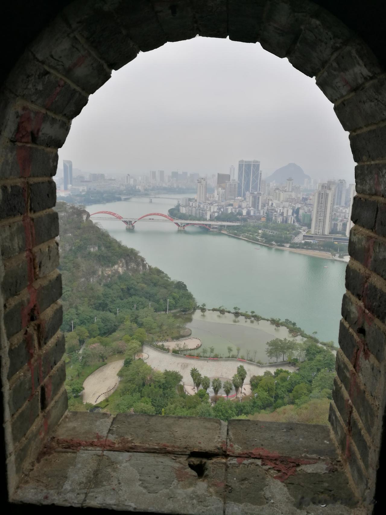 昨晚暴雨，今天事多。|林志远在柳州

昨晚柳州暴雨，迷糊中，感觉一整晚。
起床看