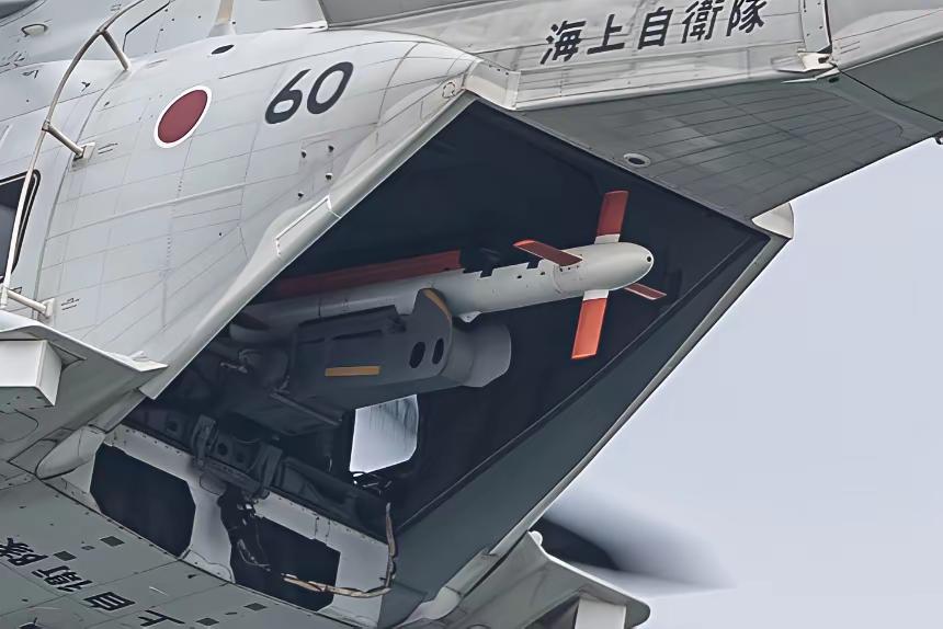 鬼子替代CH-53E扫雷直升机的MCH-101扫雷直升机。后舱门已经打开，正在释