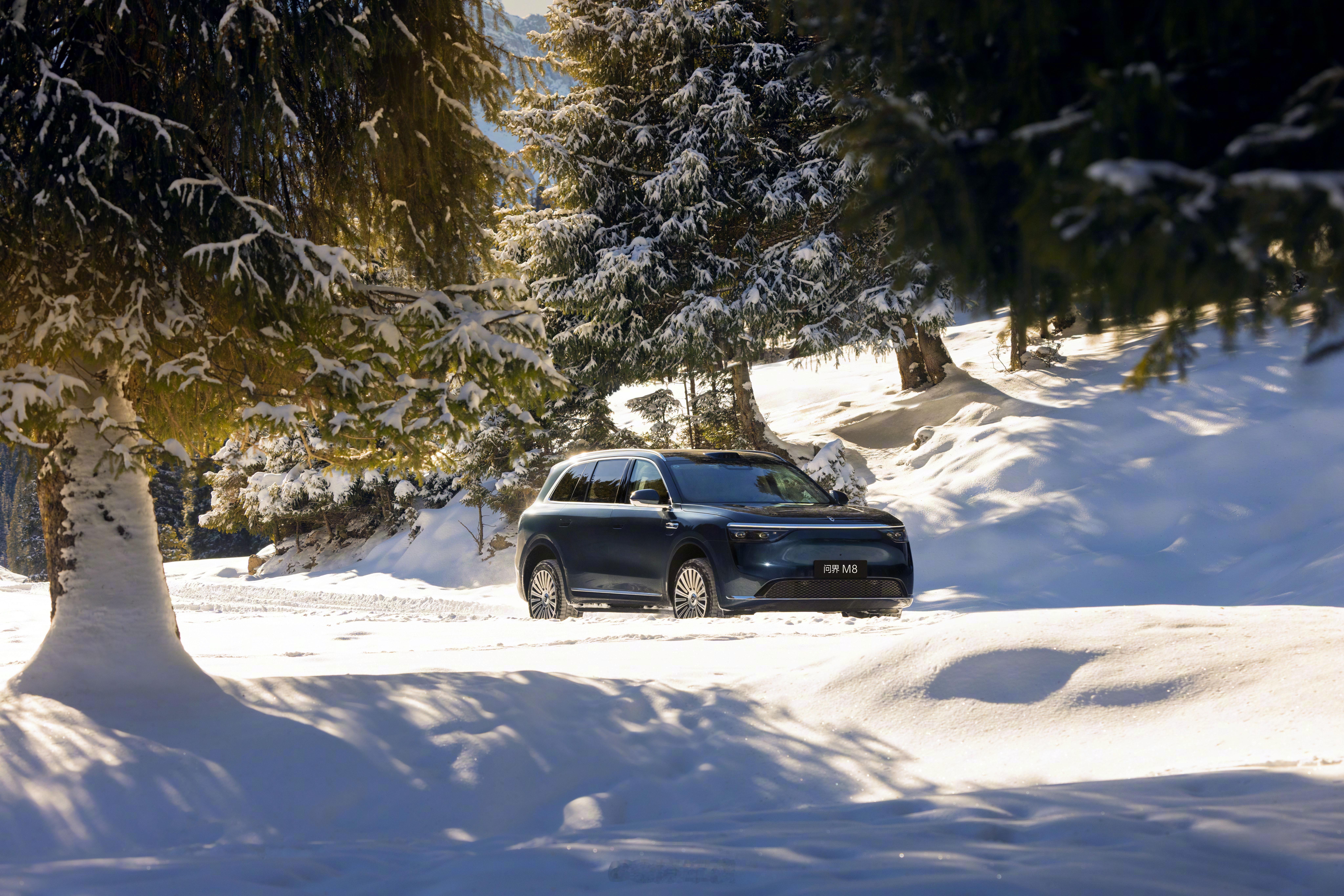 问界m8冬季出行实力护航 冬天开车最头疼啥？一上车冷得哆嗦，电量蹭蹭掉，雨雪天路