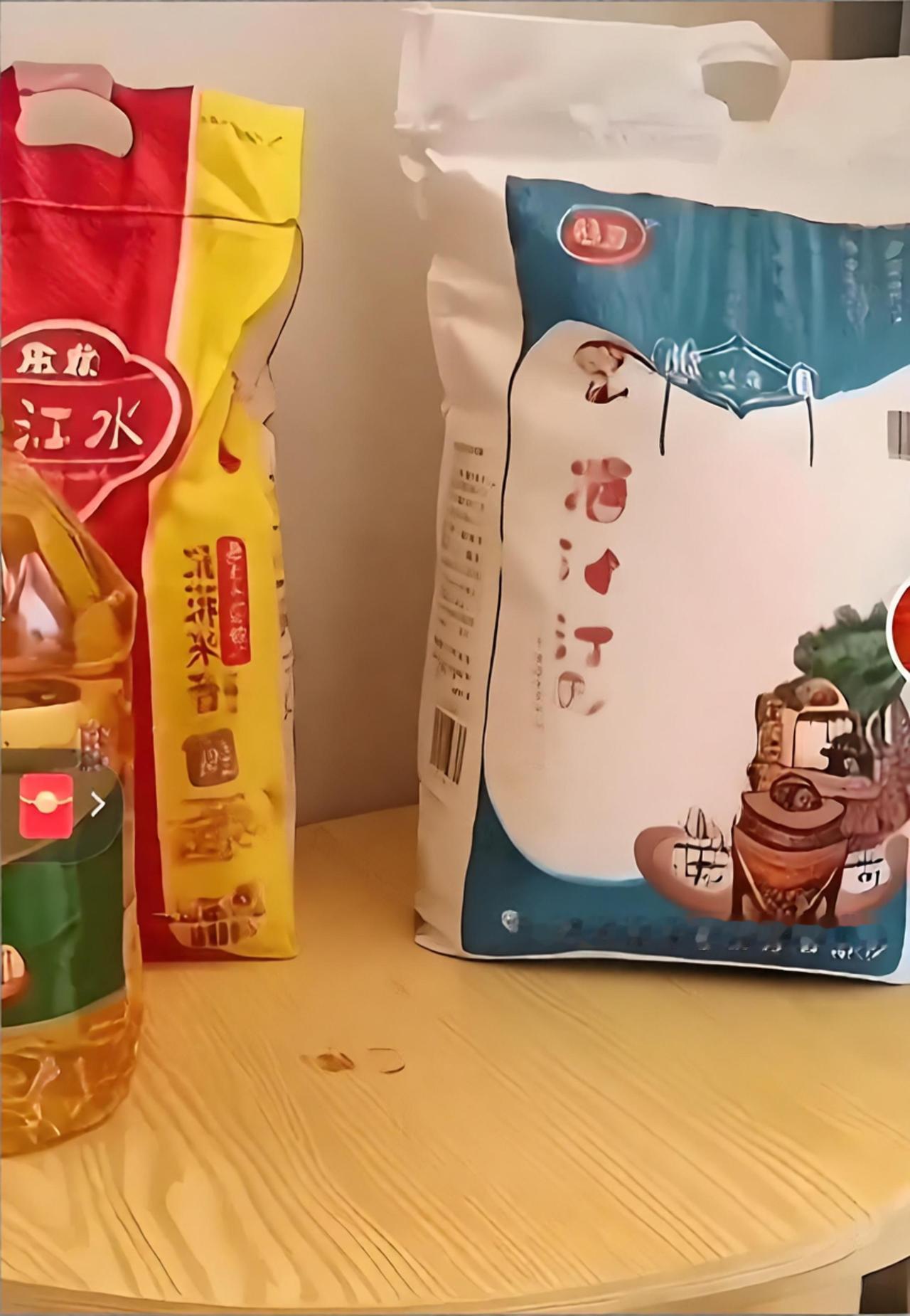 今天侄女来看我，拎了两袋米和一壶油。
老公见了，说我侄女不懂事，哪有看亲姑姑家买