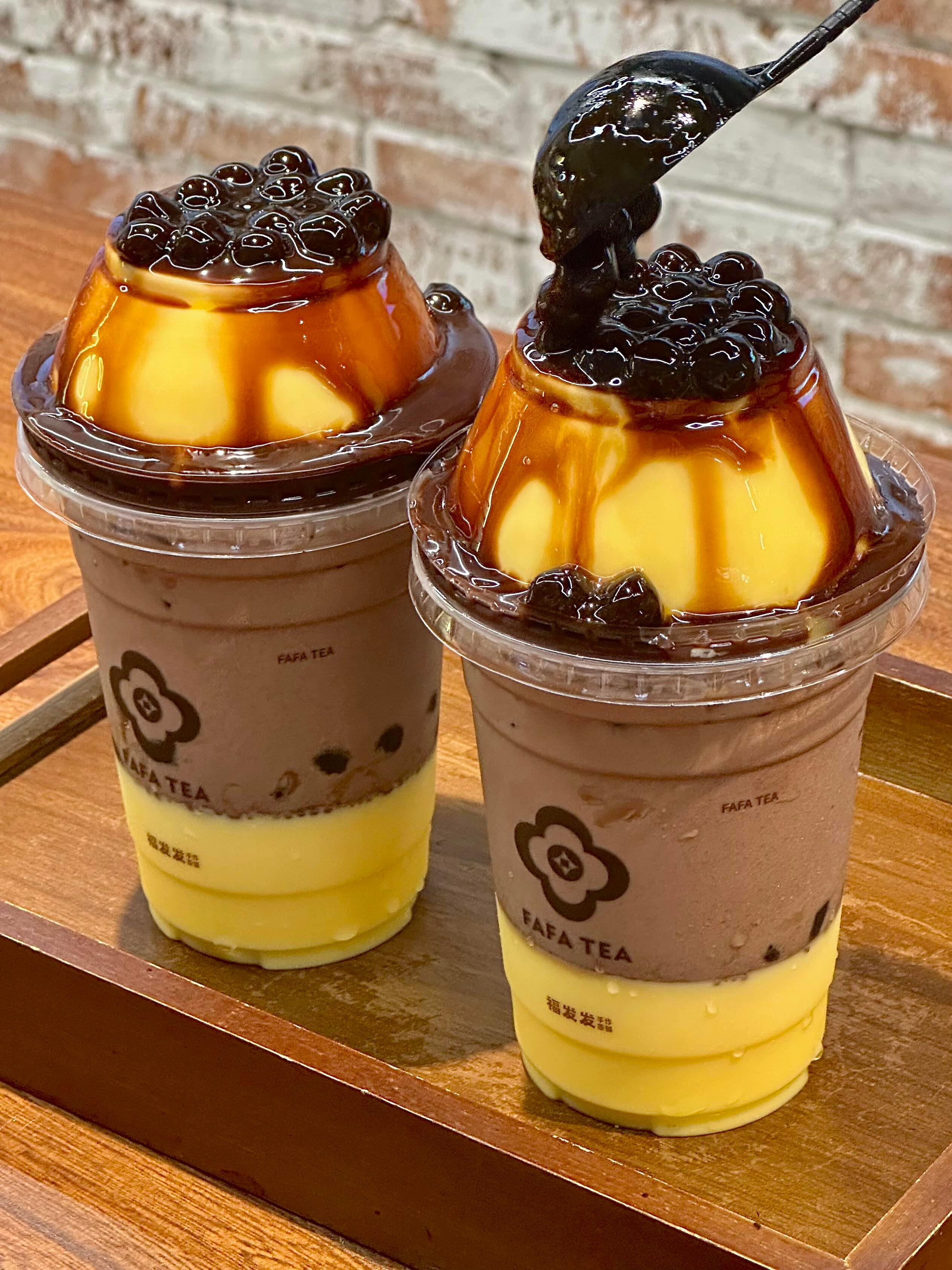 上海地铁站惊现超大奶茶杯上海地铁也是喝上超大杯了多款巨型奶茶杯落地上海地铁，亮眼