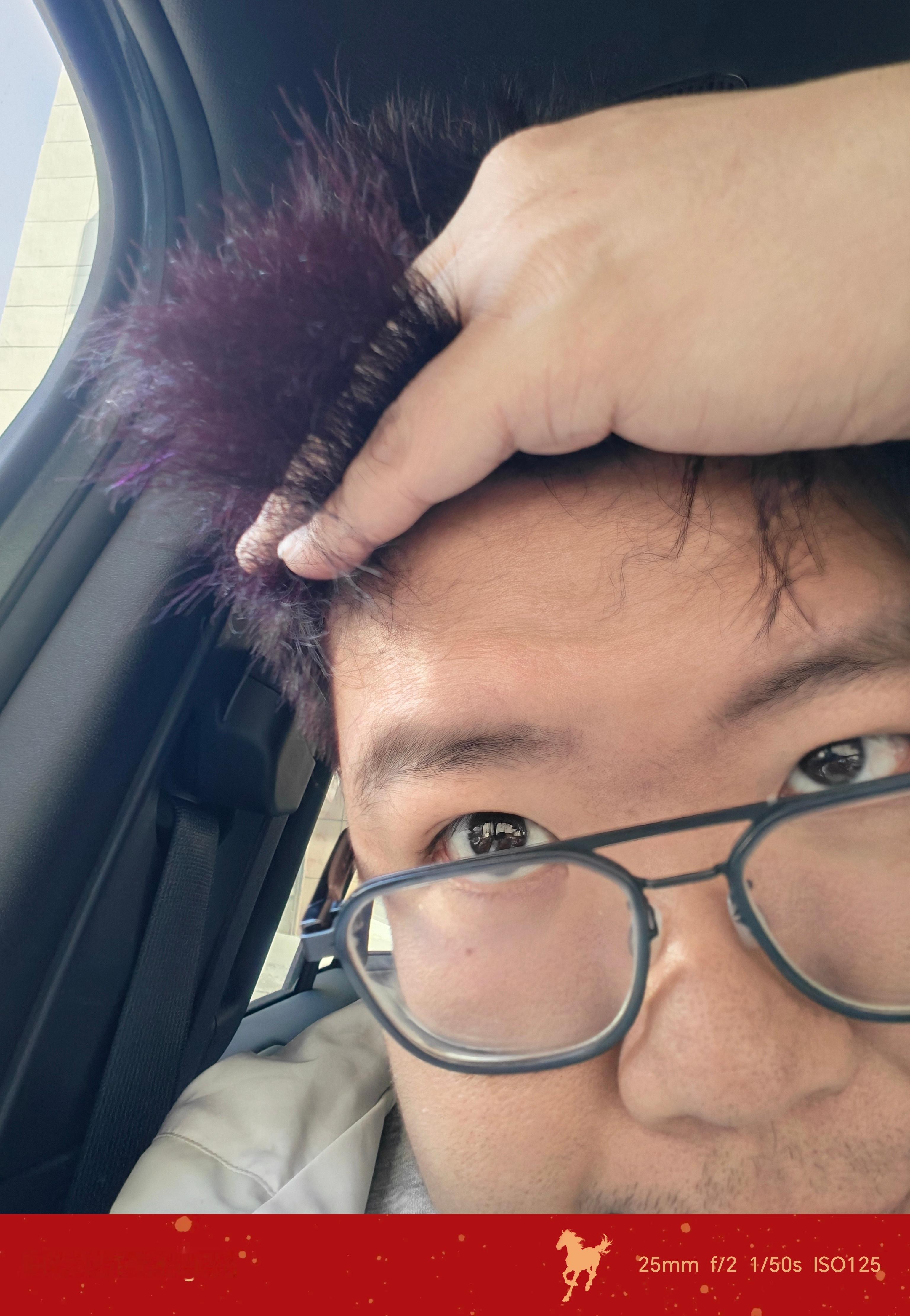 昨天在卫生间自己染了个头发，紫色的，自己弄的都没弄好，头皮一圈都是紫红色我妈以为